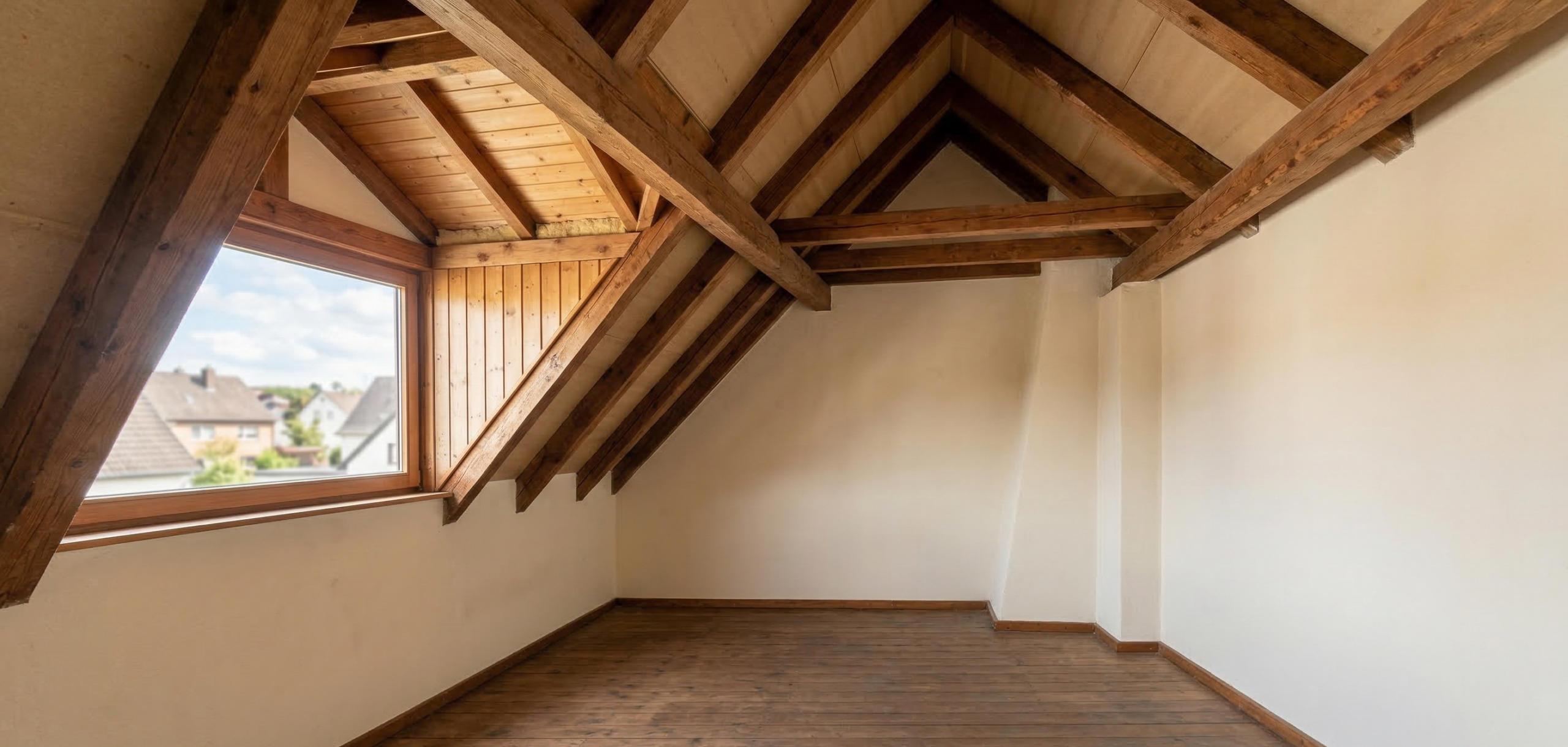 Dachbodenentrümpelung in Essen mit vollständig freigeräumtem Dachboden nach besenreiner Übergabe