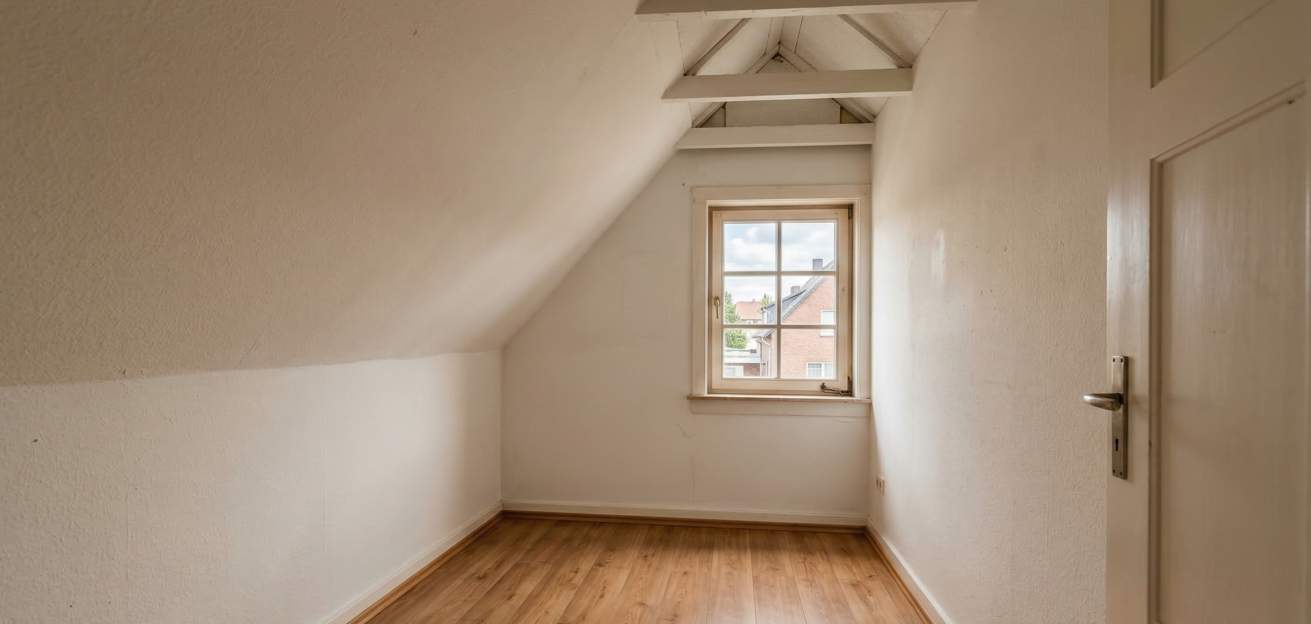 Freigeräumter Dachboden in Essen nach vollständiger Dachbodenentrümpelung mit restlos geleerter Fläche